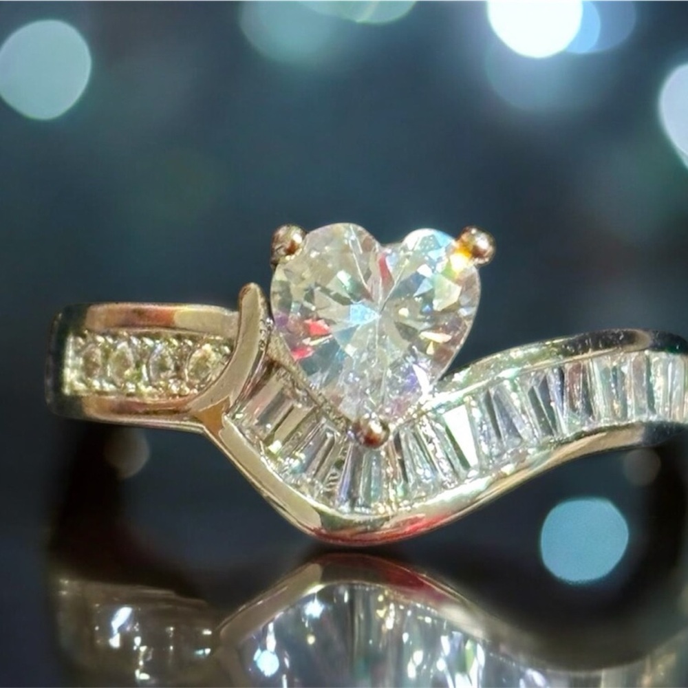 💥2/$24 or 3/$30💥 Crystal heart ring with inlaid baguettes . Sz 7. NWT